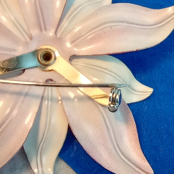 Vintage Patriotic Flower Brooch Pin Enameled Metal Red White and Blue - Picture 4 of 6